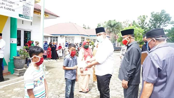 Bupati Dharmasraya Sutan Riska Tuanku Kerajaan serahkan santunan kepada anak Yatim/Piatu.